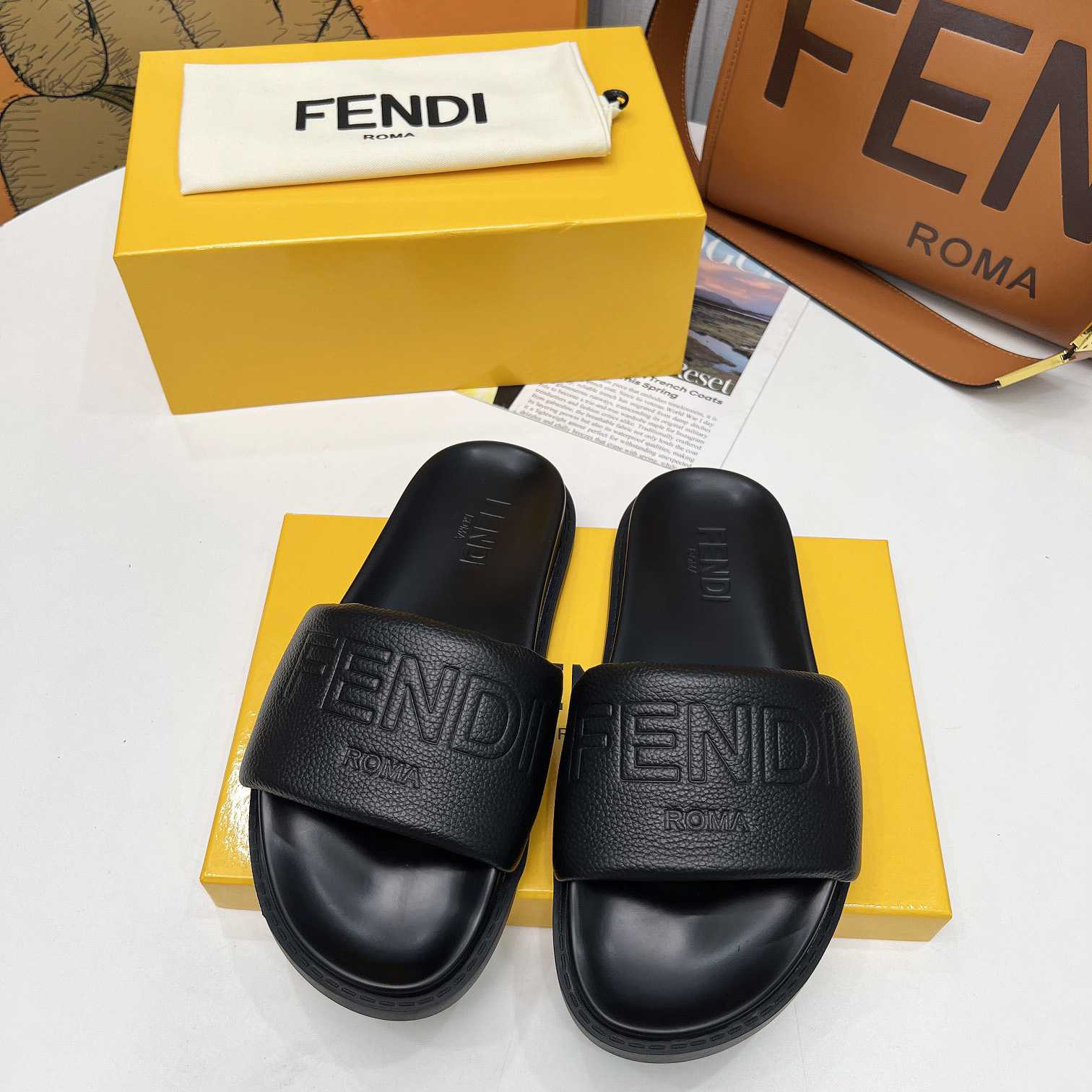 Fendi Roma Slides Black Leather Fussbett - DesignerGu