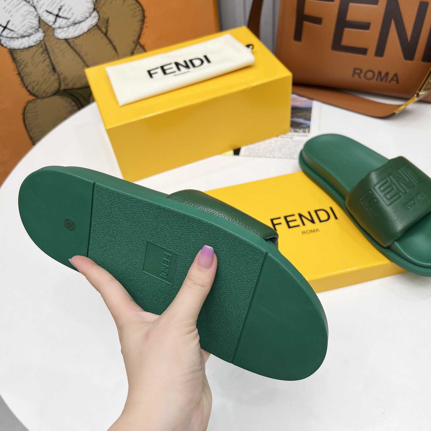 Fendi Roma Slides Green Leather Fussbett - DesignerGu