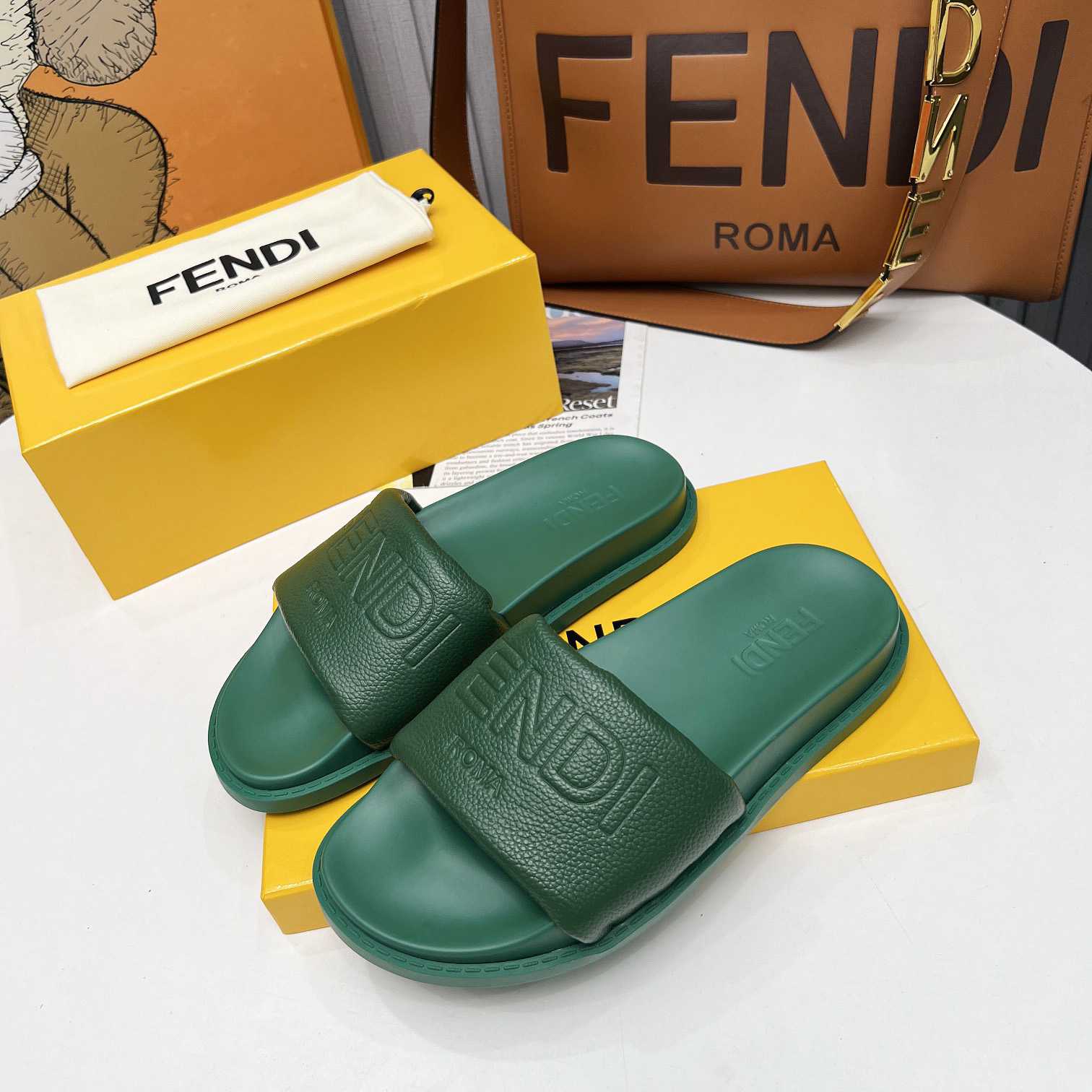 Fendi Roma Slides Green Leather Fussbett - DesignerGu