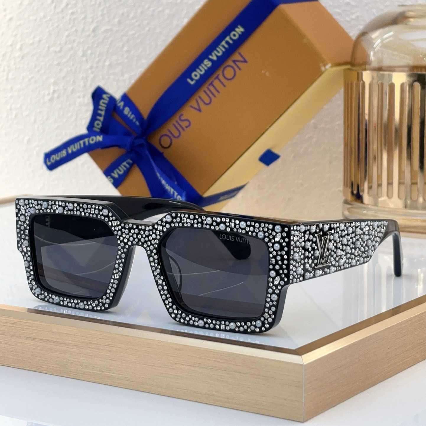 Louis Vuitton LV Clash Pearls & Strass Sunglasses   Z2396W - DesignerGu