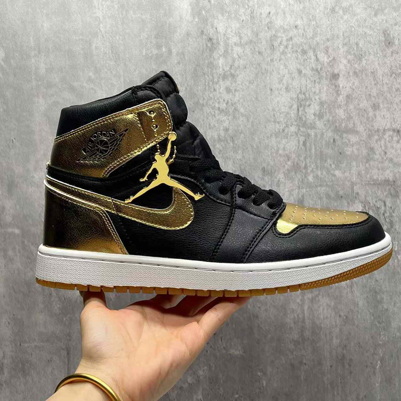 Jordan 1 High OG “Metallic Gold” Sneaker   DZ5485-071 - DesignerGu