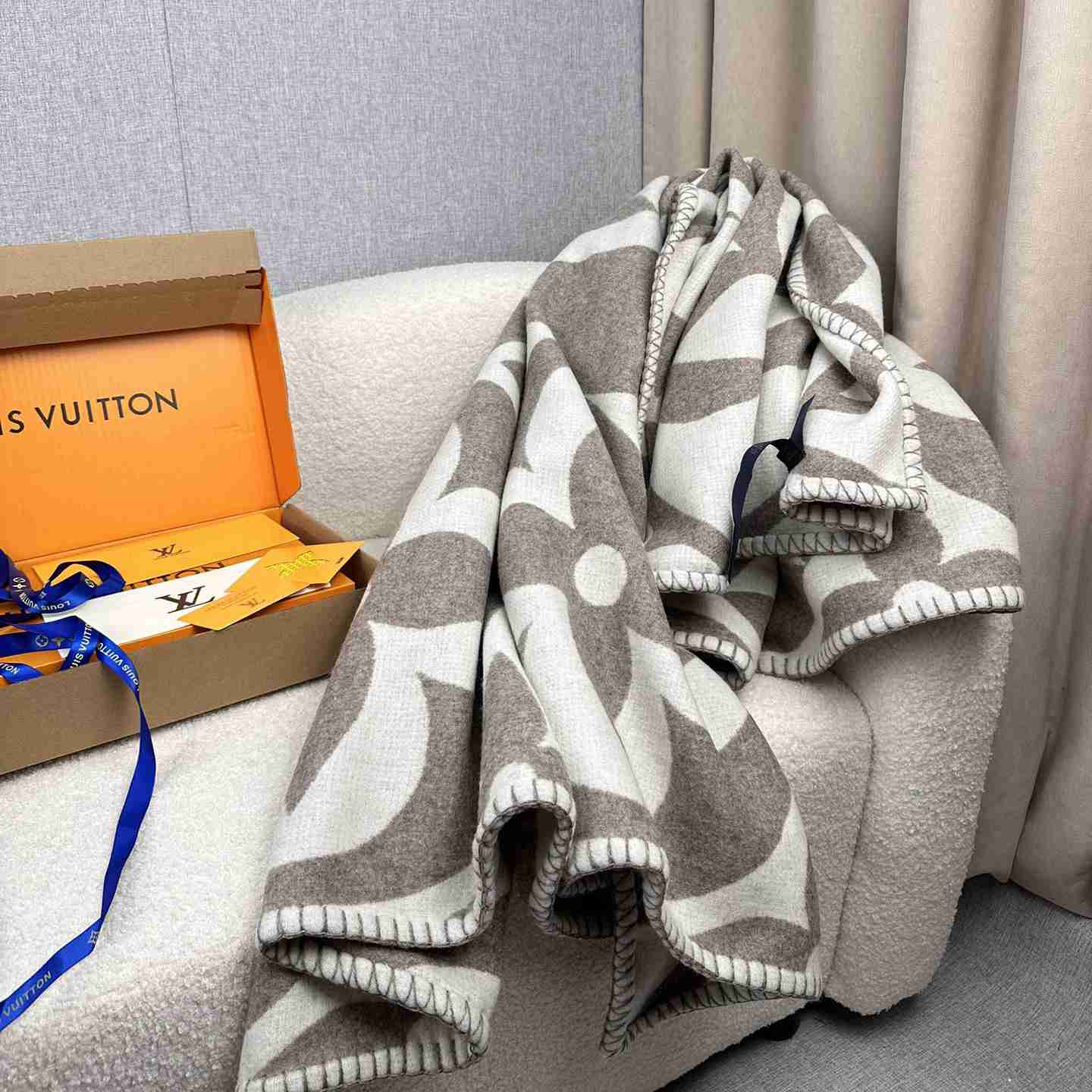 Louis Vuitton LV Medallion Blanket  M79275 - DesignerGu