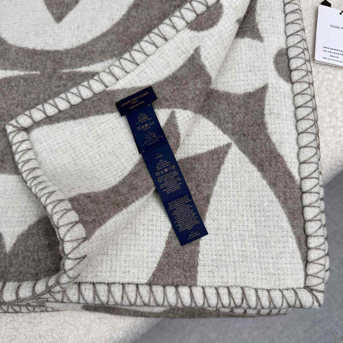 Louis Vuitton LV Medallion Blanket  M79275 - DesignerGu