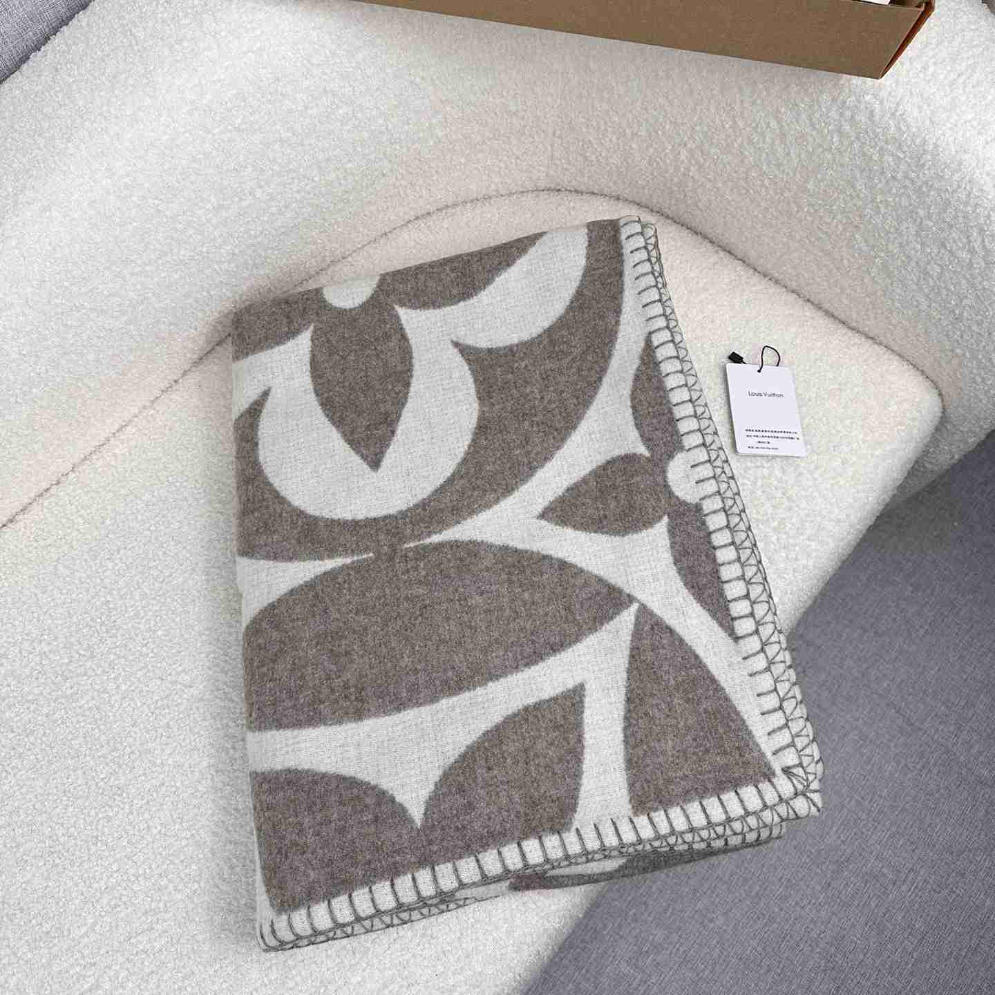 Louis Vuitton LV Medallion Blanket  M79275 - DesignerGu