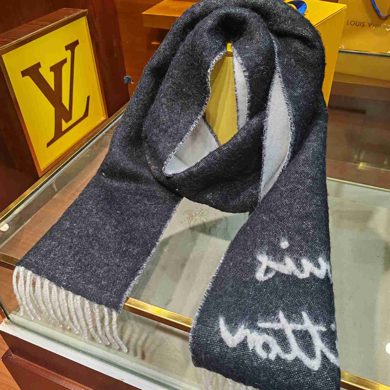 Louis Vuitton Fluffygram Scarf  M92527 - DesignerGu