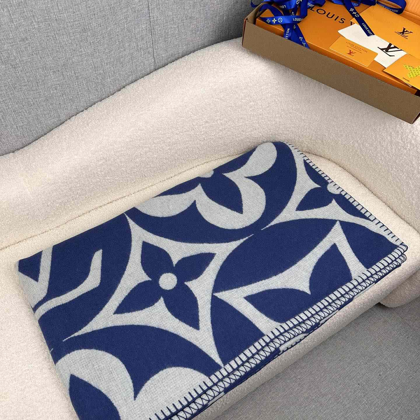 Louis Vuitton LV Medallion Blanket  M79332 - DesignerGu