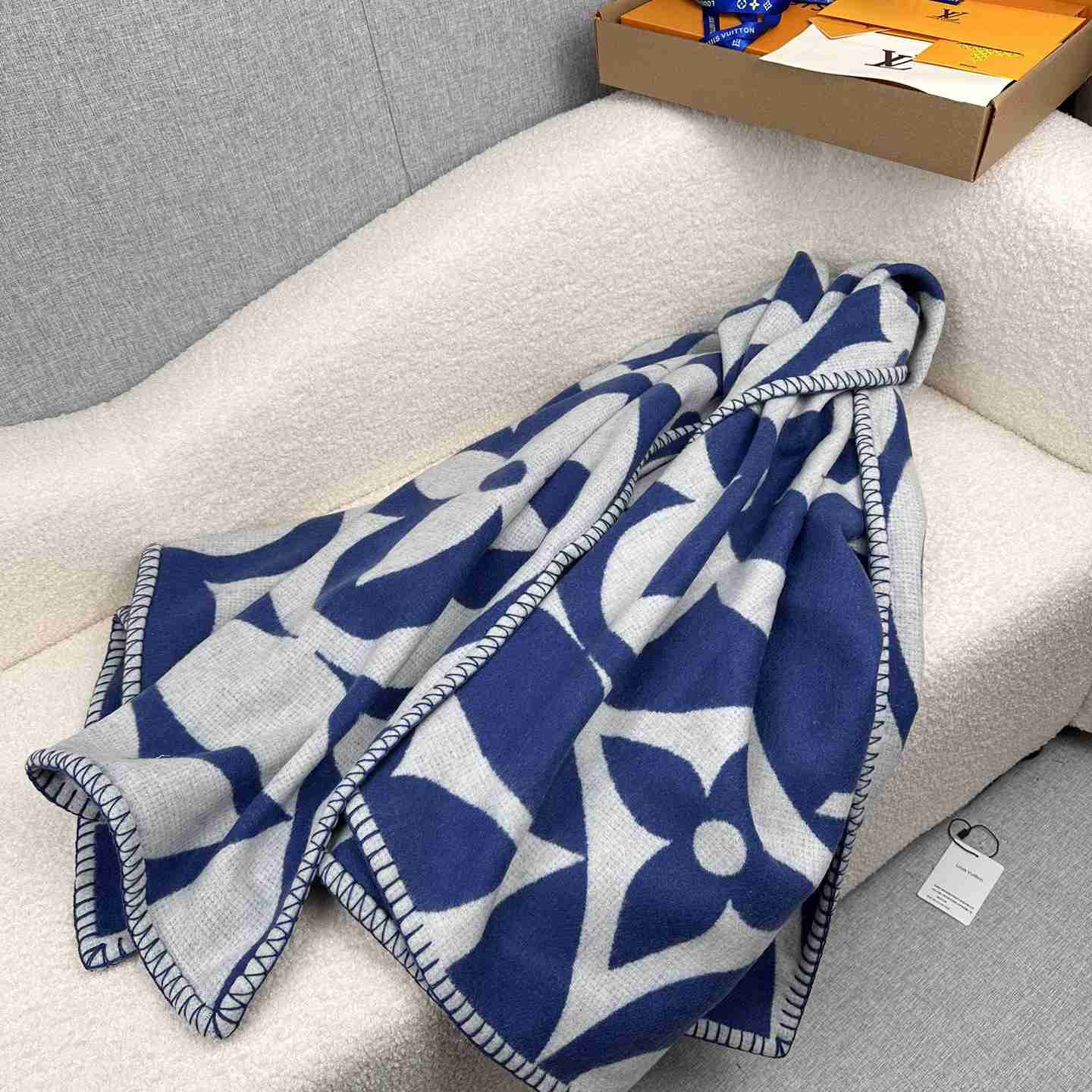 Louis Vuitton LV Medallion Blanket  M79332 - DesignerGu