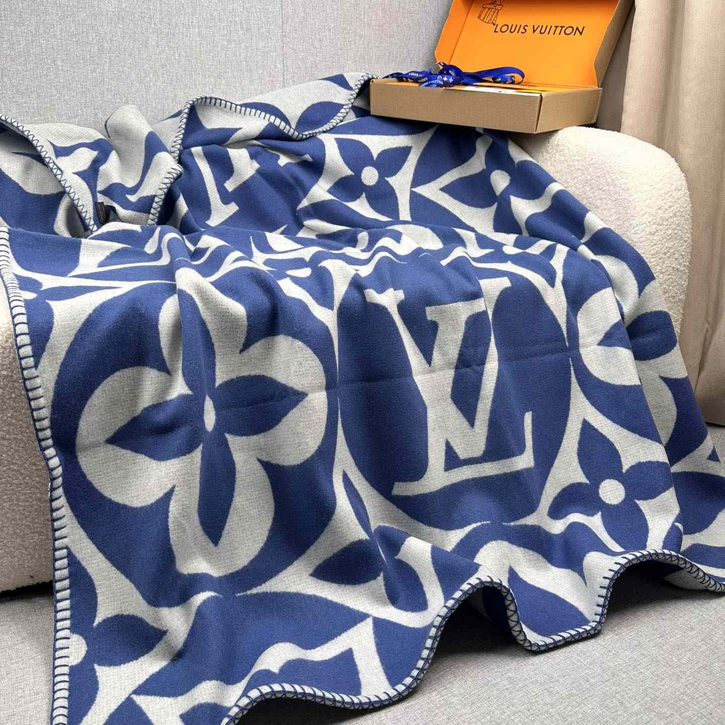 Louis Vuitton LV Medallion Blanket  M79332 - DesignerGu