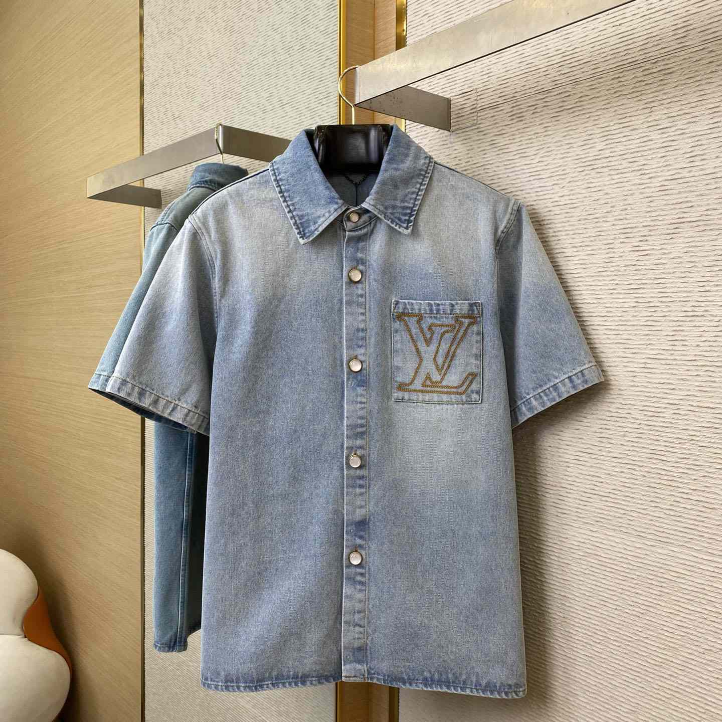 Louis Vuitton Short-Sleeved Denim Shirt  1AGJOP - DesignerGu