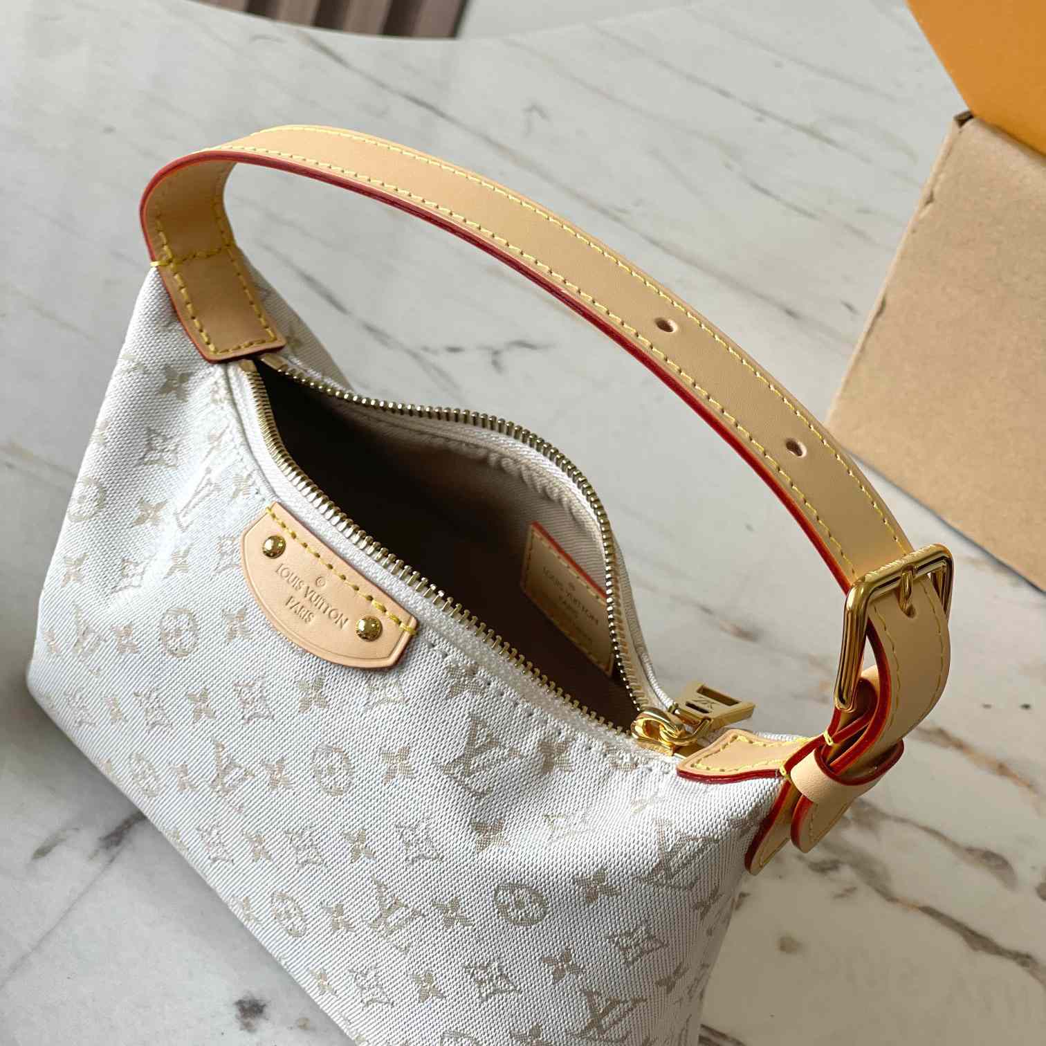 Louis Vuitton Hills Pochette    M12433 - DesignerGu