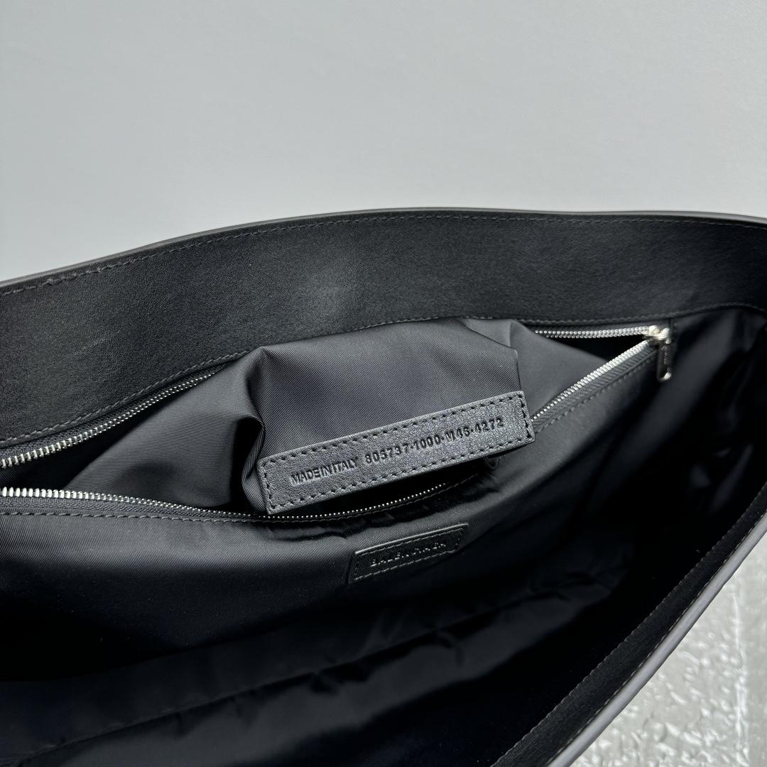 Balenciaga Grungy Medium Messenger Bag In Black - DesignerGu