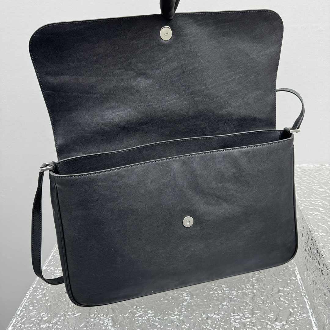 Balenciaga Grungy Medium Messenger Bag In Black - DesignerGu