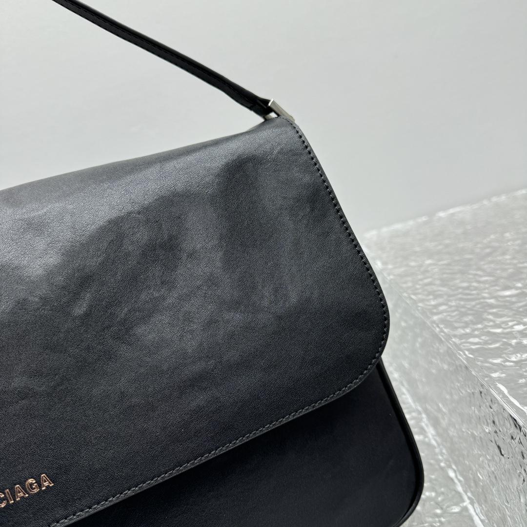 Balenciaga Grungy Medium Messenger Bag In Black - DesignerGu