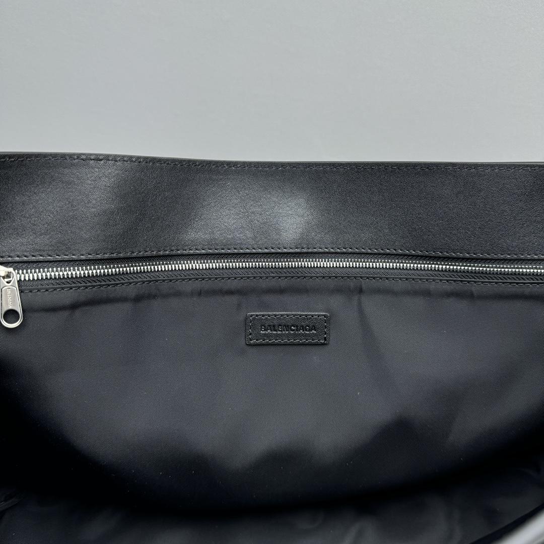 Balenciaga Grungy Medium Messenger Bag In Black - DesignerGu